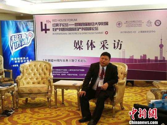 “联盟”常任理事单位之一、复旦大学附属妇产科医院院长徐丛剑接受采访时表示,当日成立的妇产科专科联盟更侧重于不同区域医疗机构间资源的互助互补。 陈静 摄