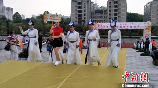 少数民族代表团入场。 徐志雄 摄